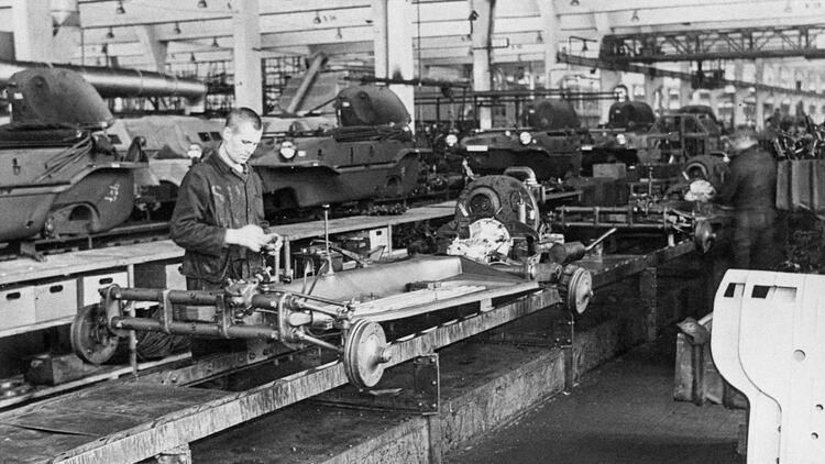 La fabricación de tanques en la planta que había sido construida para hacer autos. (Volkswagen).