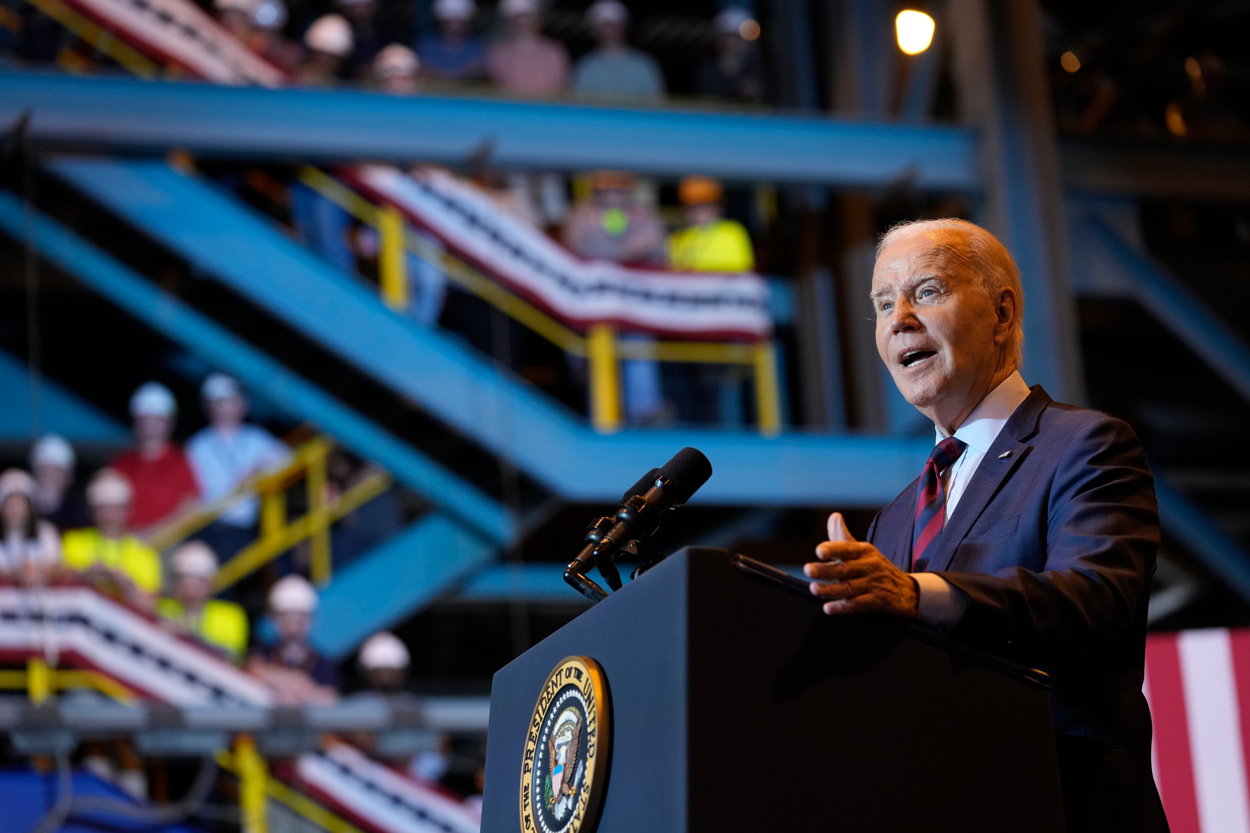 El presidente Joe Biden da un discurso como parte de una visita a un astillero en Filadelfia  (Foto AP/Susan Walsh)