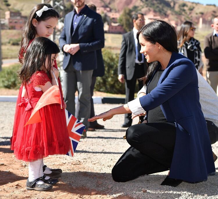 Meghan Markle muy amistosa con dos hermanitas que estaban esperando para conocerla (Reuters)