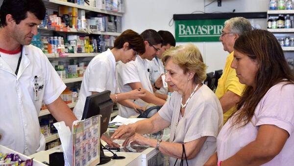 Una mujer jubilada recibe sus medicamentos del PAMI