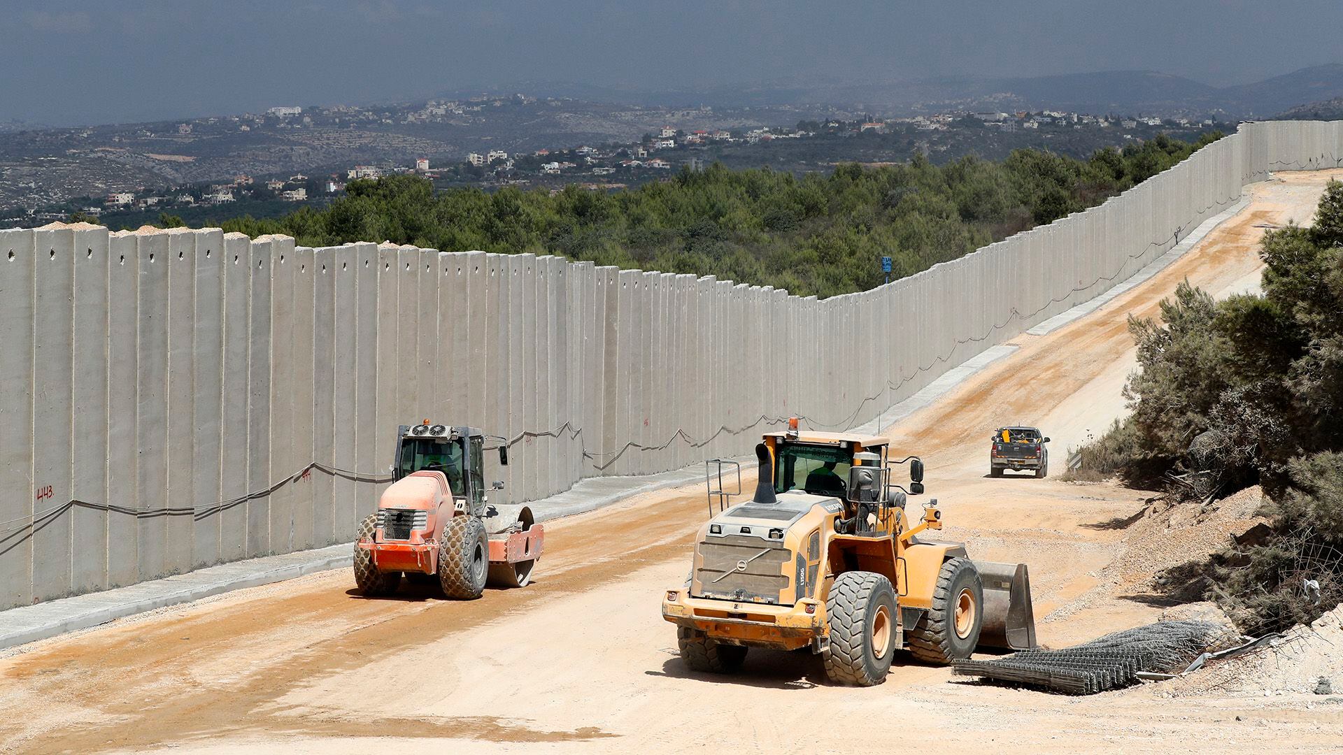 Tractores a lo largo de un nuevo muro en la frontera entre Israel y Líbano en una foto de archivo  (AFP PHOTO / JACK GUEZ)