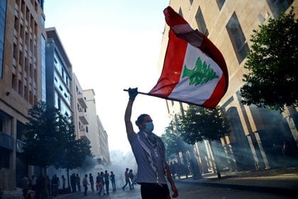 Miles de libaneses salieron a las calles en los últimos días para expresar su descontento con la clase política tras la explosión de la semana pasada en el puerto de Beirut (REUTERS/Hannah McKay)
