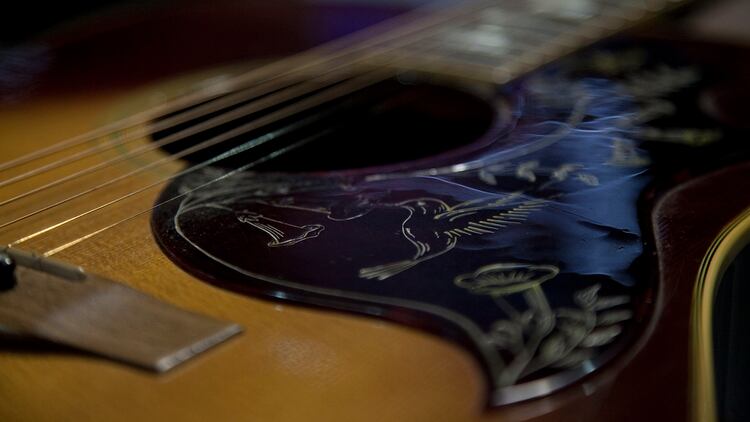 La guitarra de Nito Mestre, que se la compró a Raúl Porchetto con el dinero que ganó en las primeras presentaciones de Sui Generis (Foto: Santiago Saferstein)