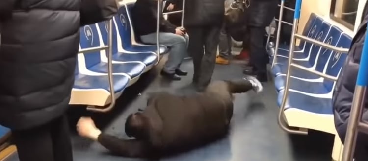 Broma sobre coronavirus en el metro de Moscú (Foto: captura de pantalla)