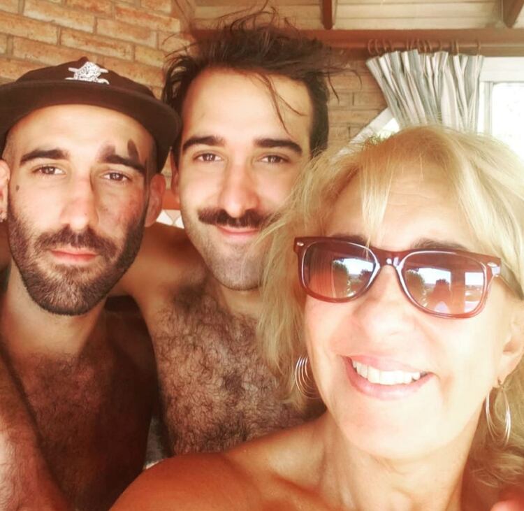 Georgina Barbarossa junto a sus hijos, Juan y Tomás