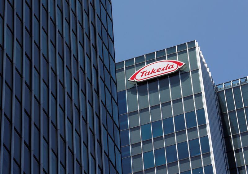 El logotipo de Takeda Pharmaceutical en su sede de Tokio, Japón. El laboratorio está en máxima producción de su vacuna para América Latina (REUTERS/Kim Kyung-Hoon)