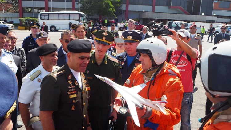 Los pilotos rusos tras la llegada al aeropuerto venezolano el 10 de diciembre pasado. Le obsequiaron una miniatura de las naves al ministro de Defensa chavista.