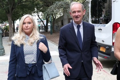 Virginia Roberts Giuffre junto a su abogado David Boies llega al Tribunal Federal de Nueva York para escuchar una audiencia sobre Jeffrey Epstein, quien murió en agosto de 2019 en lo que un médico forense de la ciudad de Nueva York dictaminó como suicidio (Reuters)