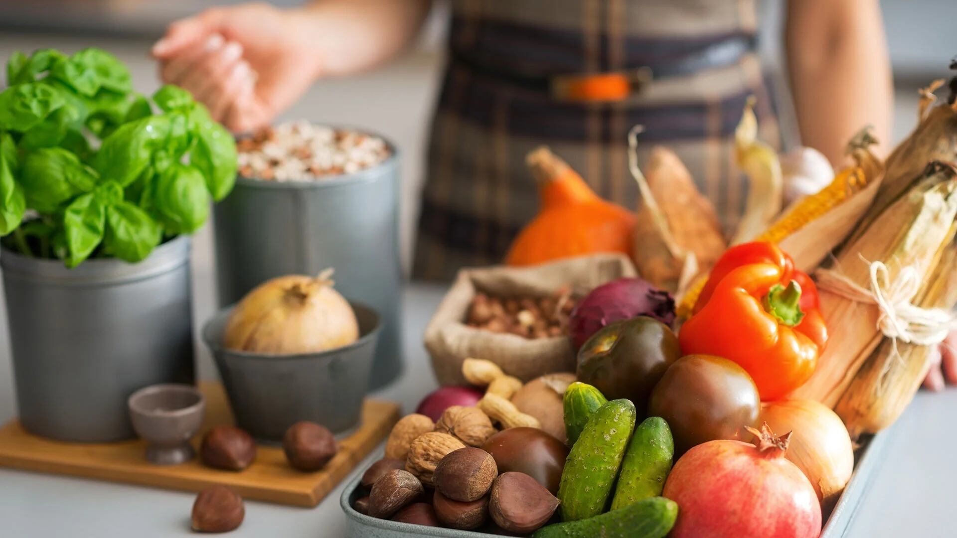 Comer más alimentos con un índice glucémico bajo, como la mayoría de las frutas, verduras y cereales integrales, es una medida que deben adoptar las personas con hígado graso. También se aconseja como prevención
(Getty)