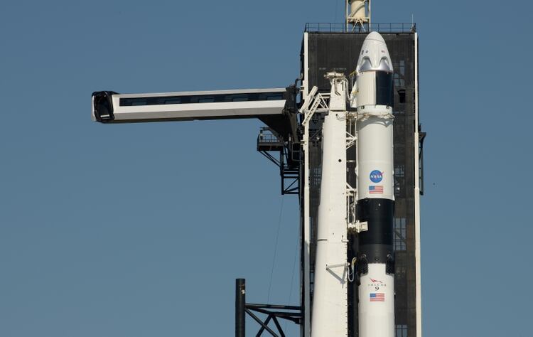 El brazo de acceso de la tripulación se coloca en posición hacia un cohete SpaceX Falcon 9 con la nave espacial Crew Dragon de la compañía a bordo en la plataforma de lanzamiento (NASA/Bill Ingalls/Handout via REUTERS)
