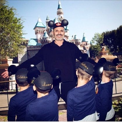 Hace unos años, el cantante publicó esta foto donde aparece con sus cuatro hijos en Disney (Foto: Instagram de Miguel Bosé)