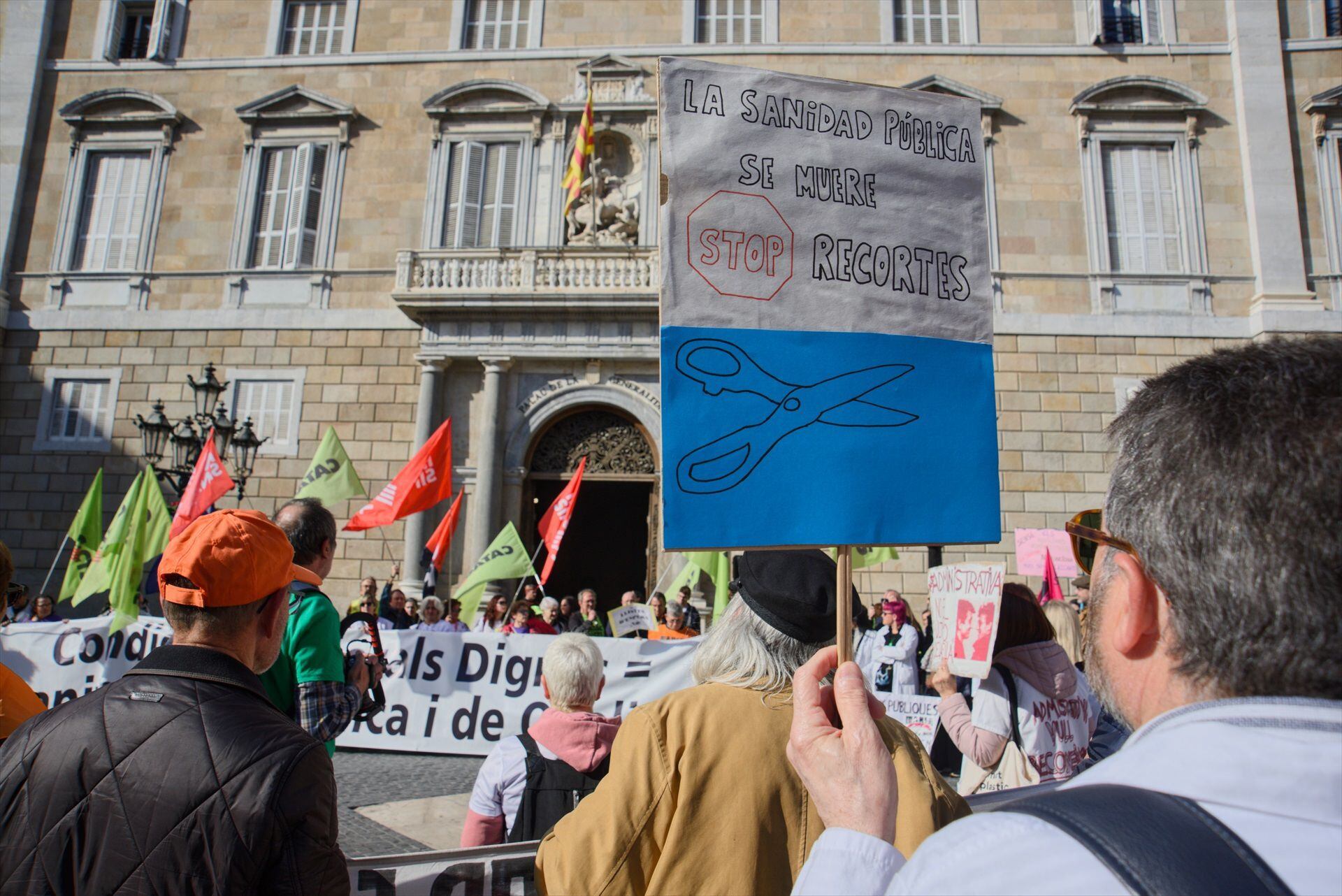 Varias personas protestan con carteles durante una manifestación de sanitarios, a 27 de enero de 2024, en Barcelona, Catalunya (España). (Alberto Paredes / Europa Press)