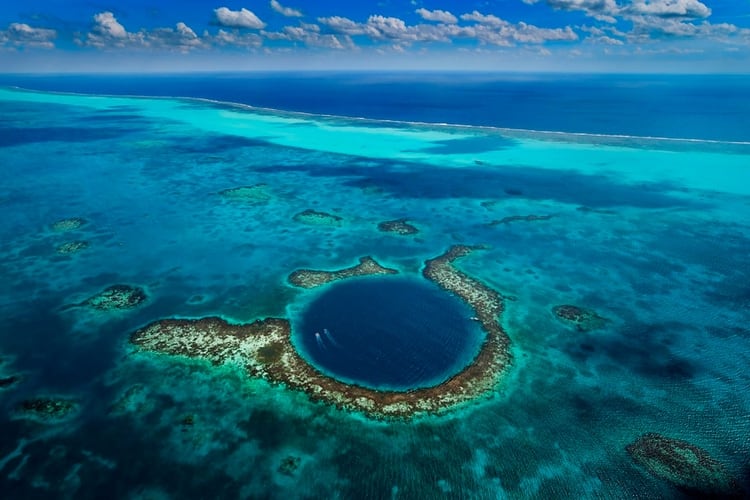 En su profundidad más baja, conocida como Challenger Deep, el fondo del mar se encuentra a 10 km por debajo de la superficie. La tierra desde la ventana de un avión: así de profundo es 