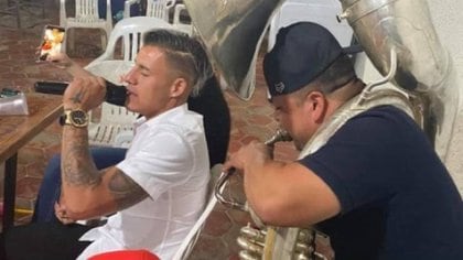 La foto muestra a Calderón en una supuesta fiesta, donde canta con un hombre que toca una tuba (Foto: Especial)