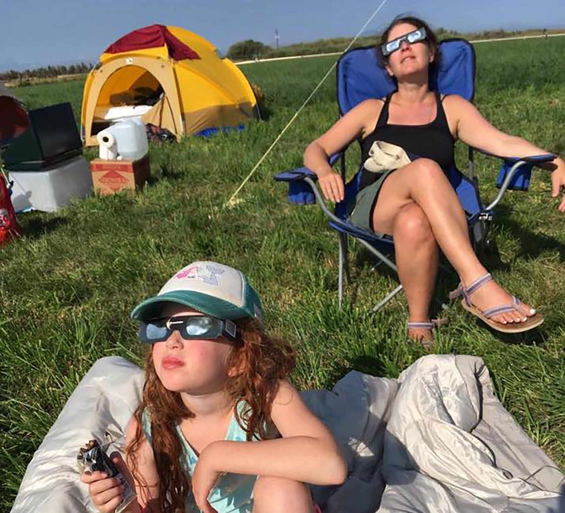 Amy y su hija, esperando un eclipse en 2017. ( Dan White)
