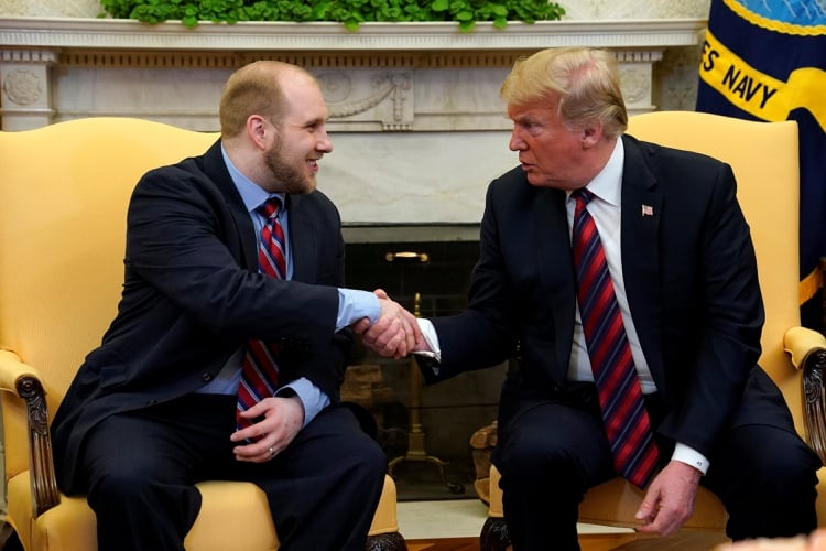 Donald Trump recibió a Josh Holt en la Casa Blanca tras su liberación (Reuters)