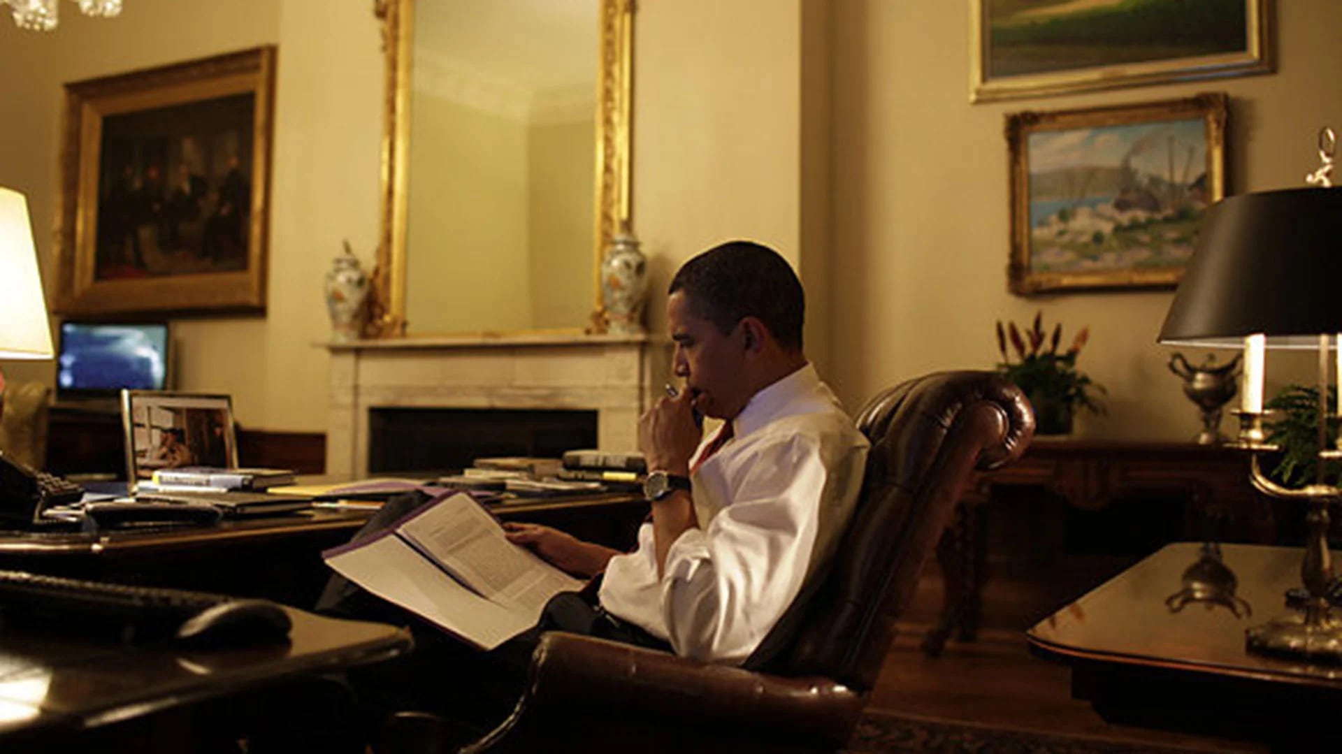 El sillón giratorio del Treaty Room es el favorito del Presidente para revisar documentos en soledad (AP)