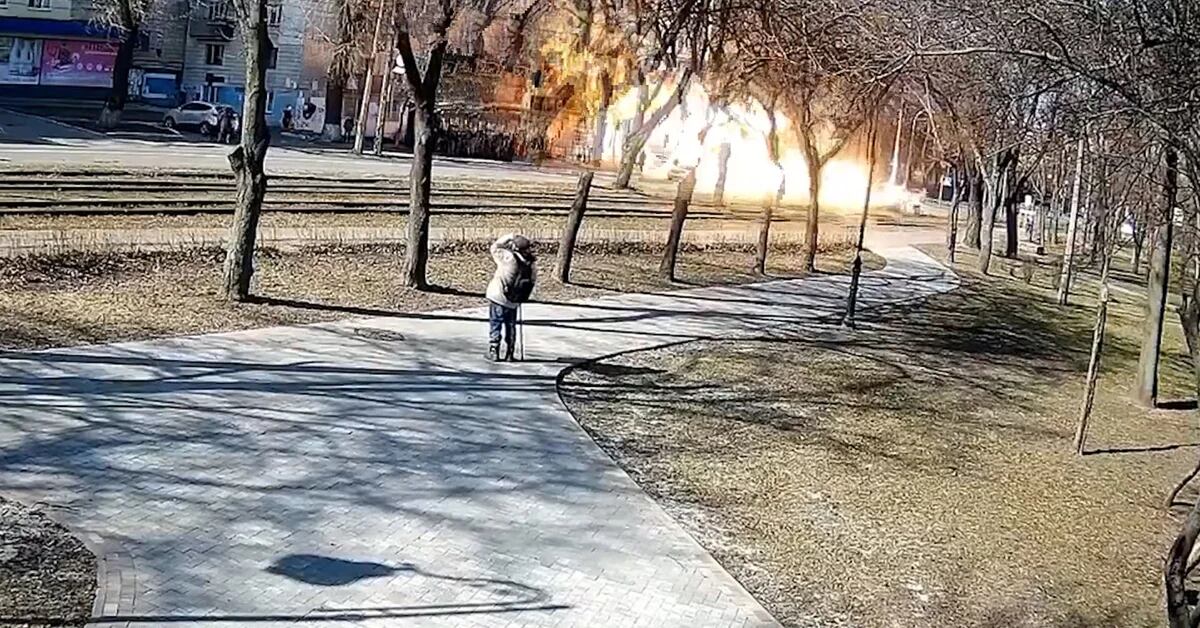 Der Moment, in dem eine russische Rakete mitten in der Kiewer Straße mit einem Bus kollidierte