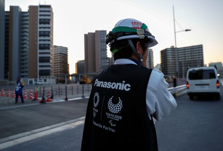 Un trabajador supervisa el acceso a la zona de la Villa Olímpica en Tokio (REUTERS/Issei Kato)