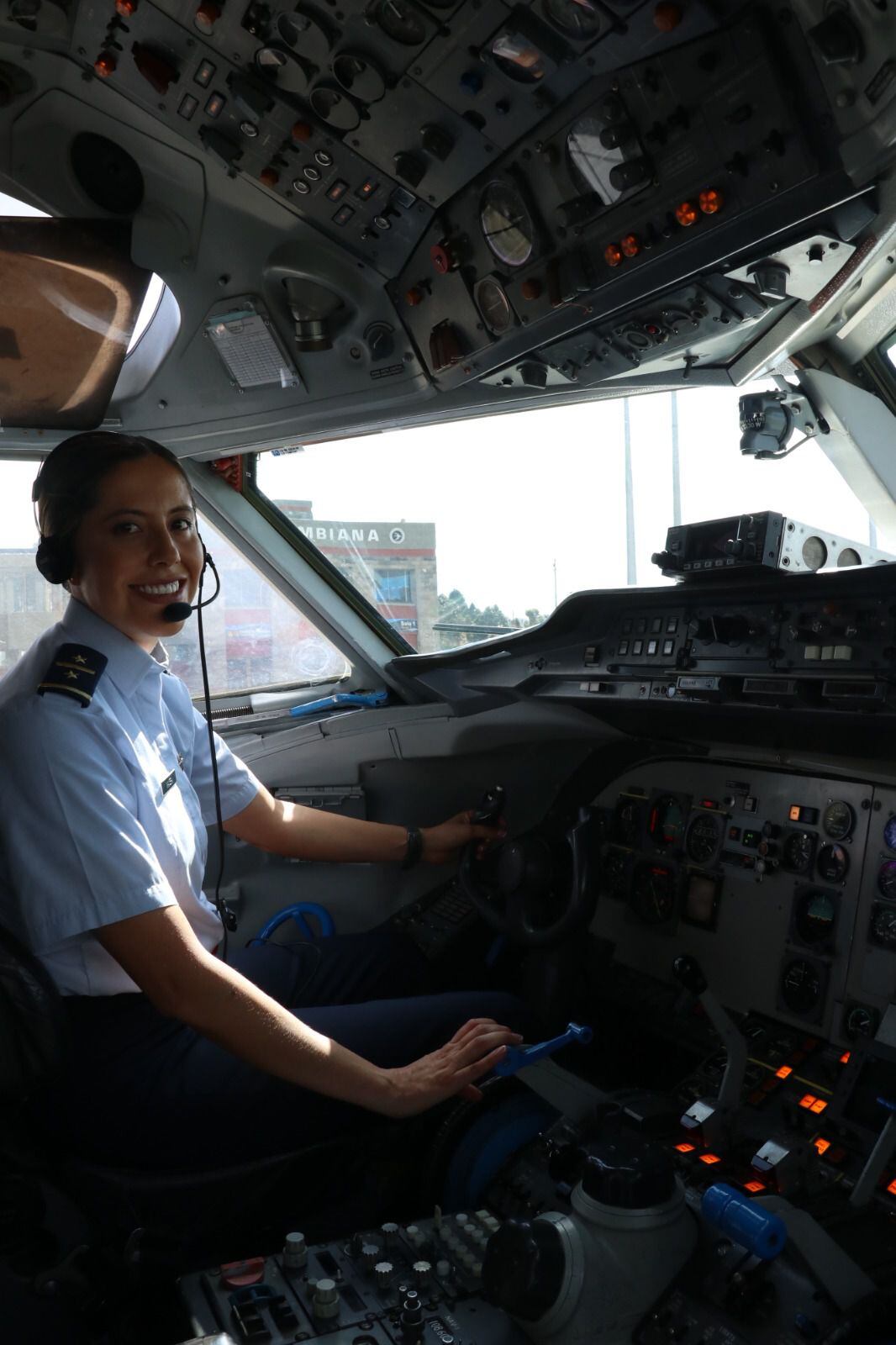 Pilotear aviones como el Fokker-28 le ha brindado experiencias únicas, contribuyendo a la diplomacia y seguridad nacional, y enfatizando el compromiso femenino con Colombia - crédito Ofcop Catam