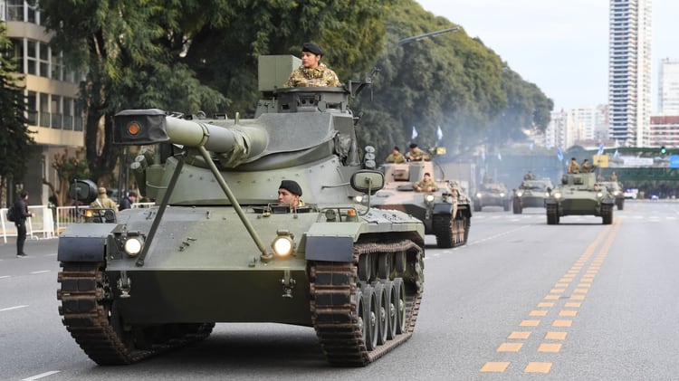 En las primeras horas de la maÃ±ana, desfilaron los tanques de guerra de las Fuerzas Armadas