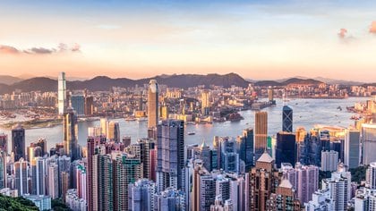 Hong Kong sigue ocupando la primera posición, al igual que en el informe anterior, pero ahora la comparte con dos ciudades europeas: París y Zúrich, con un ‘worldwide cost of living’ (WCOL) de 103