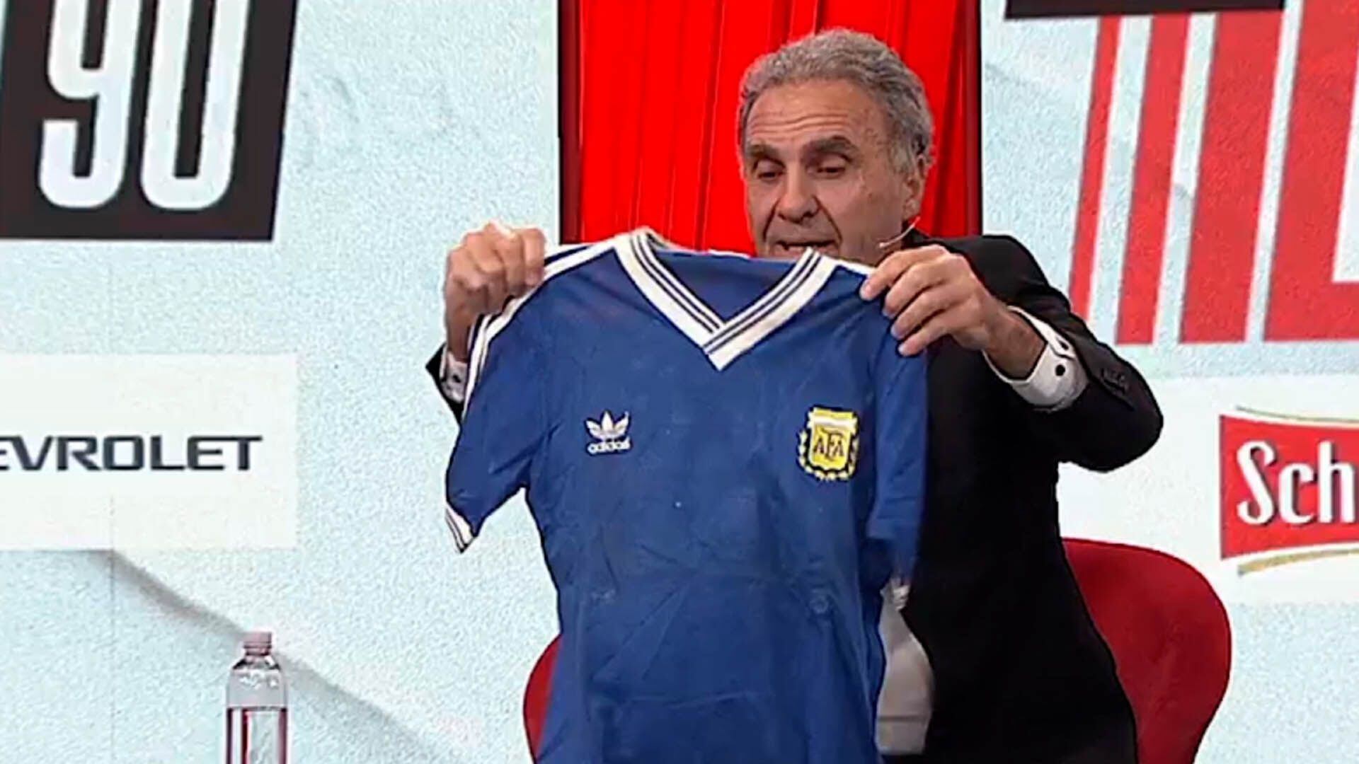 Una de las camisetas exhibidas por Ruggeri en ESPN