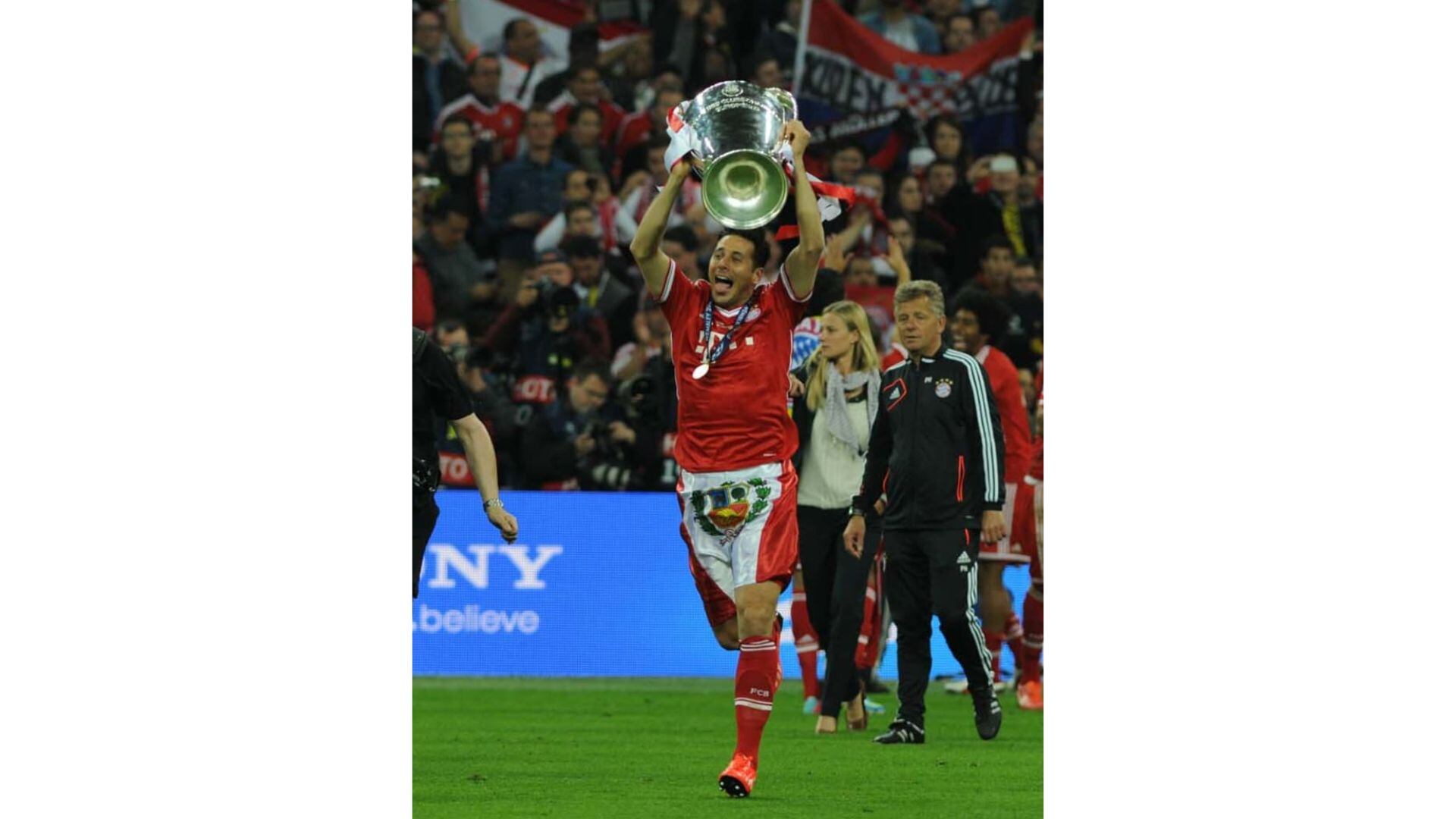 Claudio Pizarro con el trofeo de la Champions League.