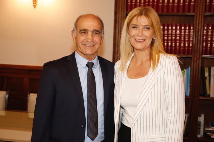 Verónica Magario con Daniel Salvador, en el inicio de la transición en el Senado bonaerense