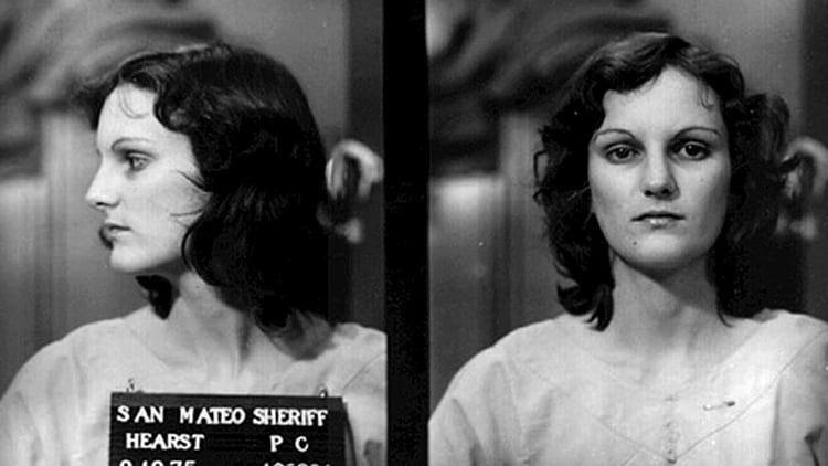 Patty Hearst pasó a ser considerada una delincuente: su status de secuestrada era cosa del pasado, ahora era perseguida por la justicia.