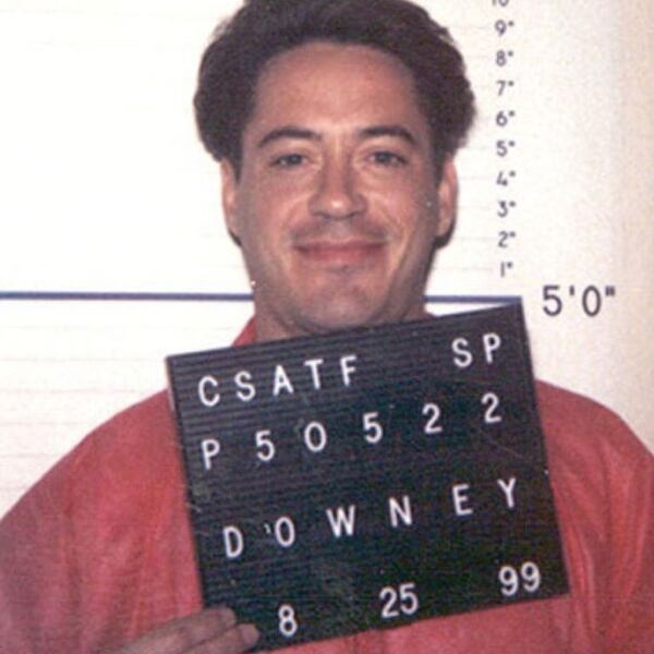 Antes de convertirse en uno de los actores mejores pagados de Hollywood, Robert Downey Jr. tuvo serios problemas de adicción a las drogas que lo llevaron a la cárcel varias veces