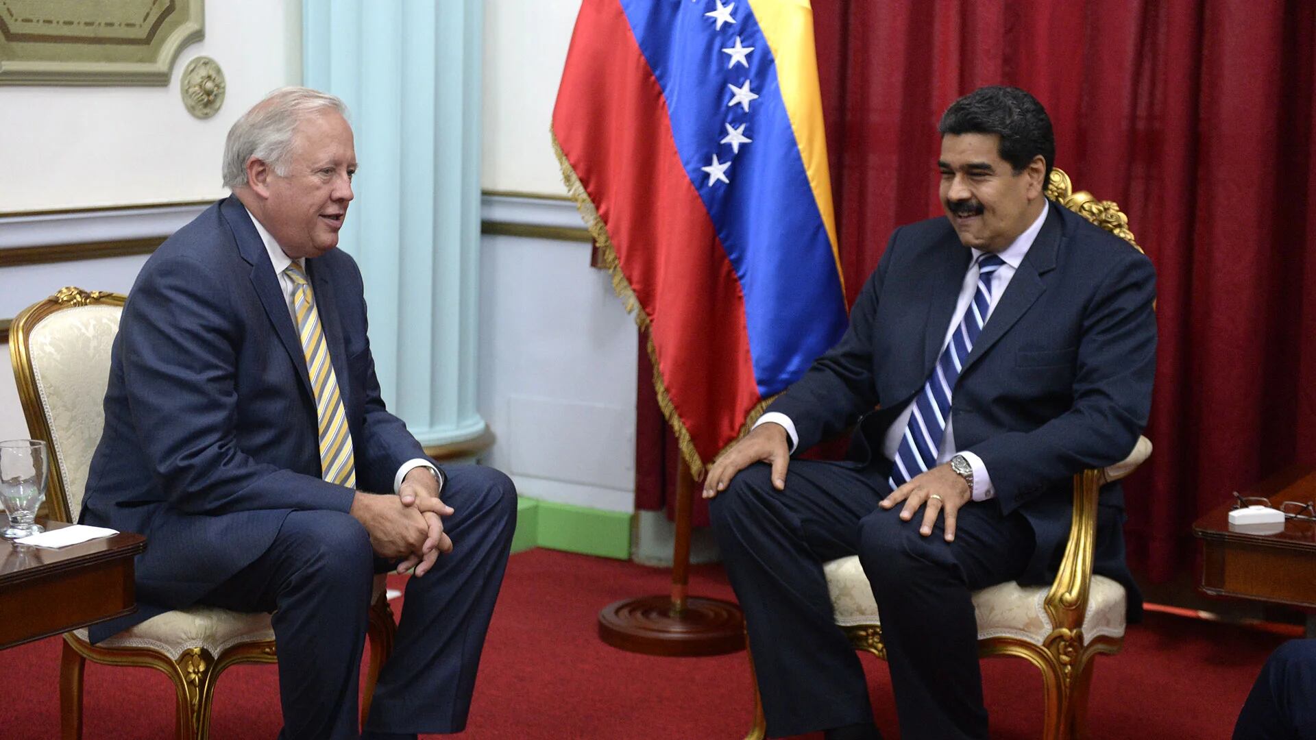 Thomas Shannon junto a Nicolás Maduro (AFP)