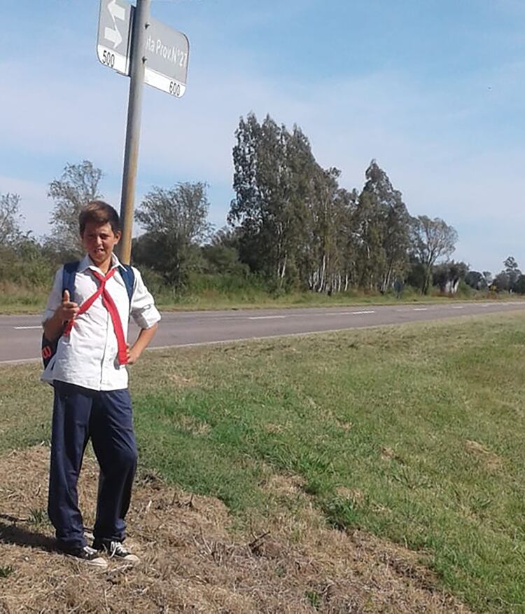 Julián se para a la vera de la Ruta Provincial 27 todos los días para poder ir a su escuela