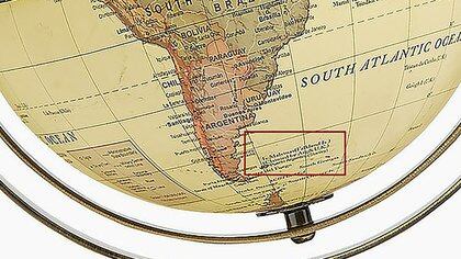 El globo terráqueo de Mark & Spencer nombra las islas: Malvinas (Falklands)
