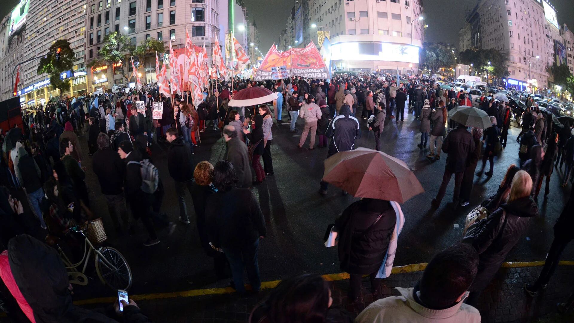 La movilización en la Ciudad de Buenos Aires se realizó bajo la lluvia (DyN)