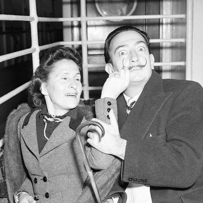 ¿Quién fue Gala entonces en la vida de Dalí? “La mujer que le permitió ir por la vida como si fuera heterosexual”, dice Gibson. Alguien de quien “dependía como un niño y lo cuidaba a su vez como una madre”, dice la escritora Monika Zgustova (Bettmann/Getty)