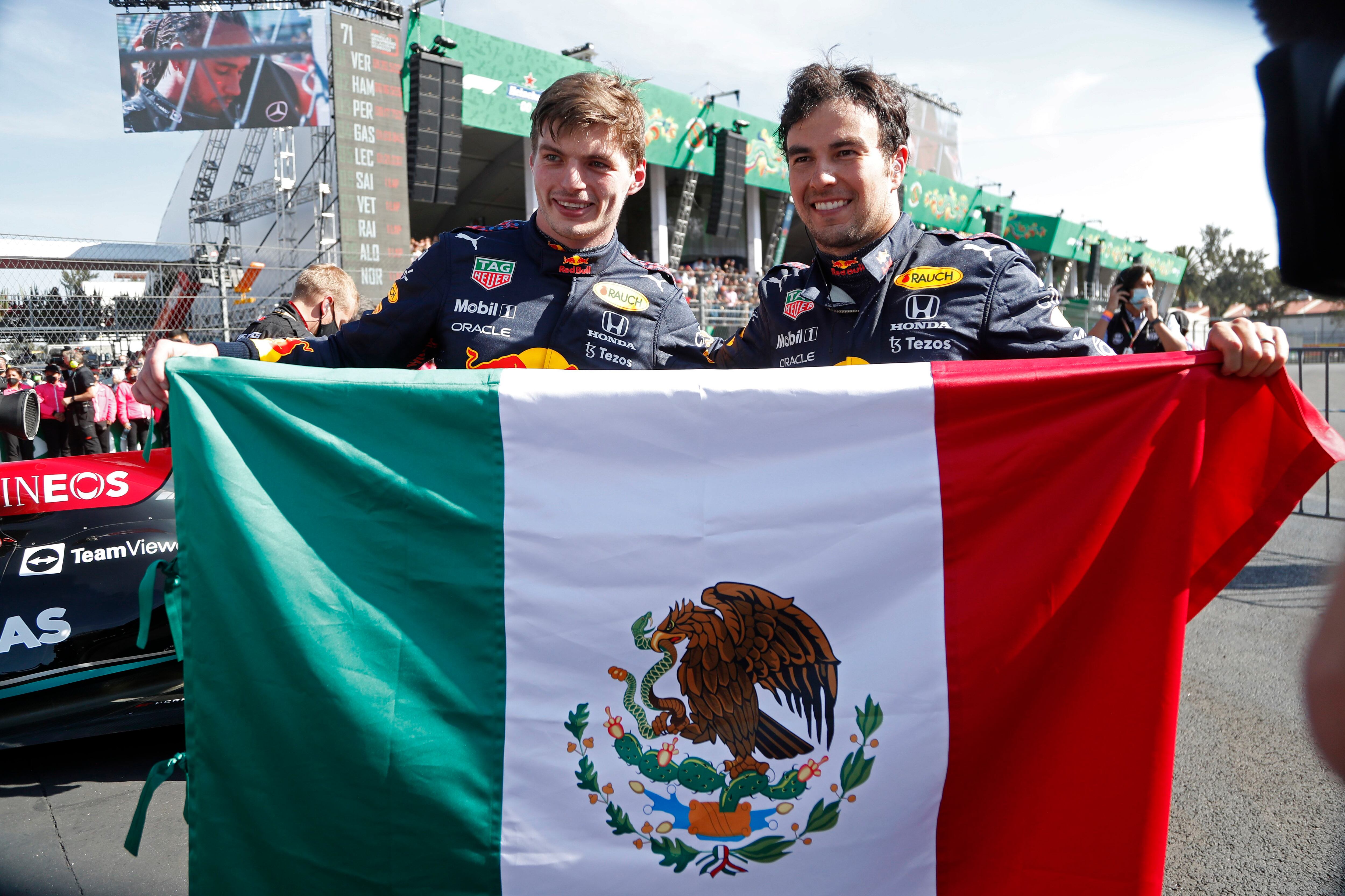 Checo Pérez posó con su bandera junto a Max Verstappen luego del 1-3 en el GP de México 2021 (Foto: REUTERS/Francisco Guasco)
