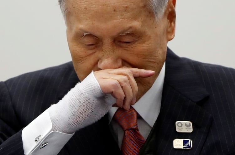 Yoshiro Mori, Presidente del Comité Organizador de los Juegos Olímpicos de Tokio 2020, asiste a una conferencia de prensa tras una reunión telefónica con el Presidente del COI Thomas Bach, el 24 de marzo de 2020 (REUTERS/Issei Kato)