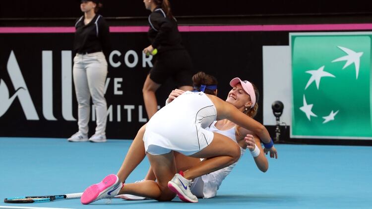 Caroline Garcia y Kristina Mladenovic celebran el triunfo en el dobles (AFP)