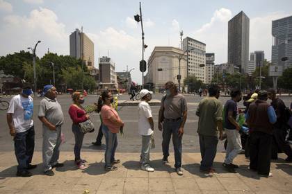 Millones de mexicanos cambiaron sus hábitos sociales con la llegada del coronavirus (Foto: AP / Fernando Llano)
