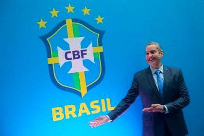 Rogério Caboclo, presidente de la Confederación Brasileña de Fútbol, hizo el anuncio desde la sede de la entidad (EFE)