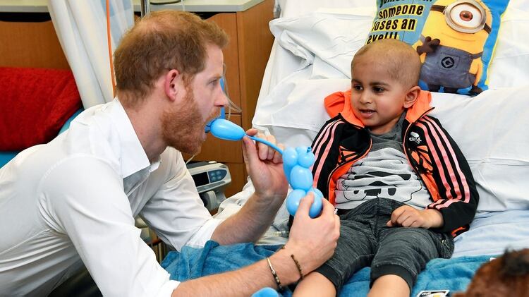 El príncipe Harry mantuvo una tierna conversación un niño internado en un hospital de Oxford