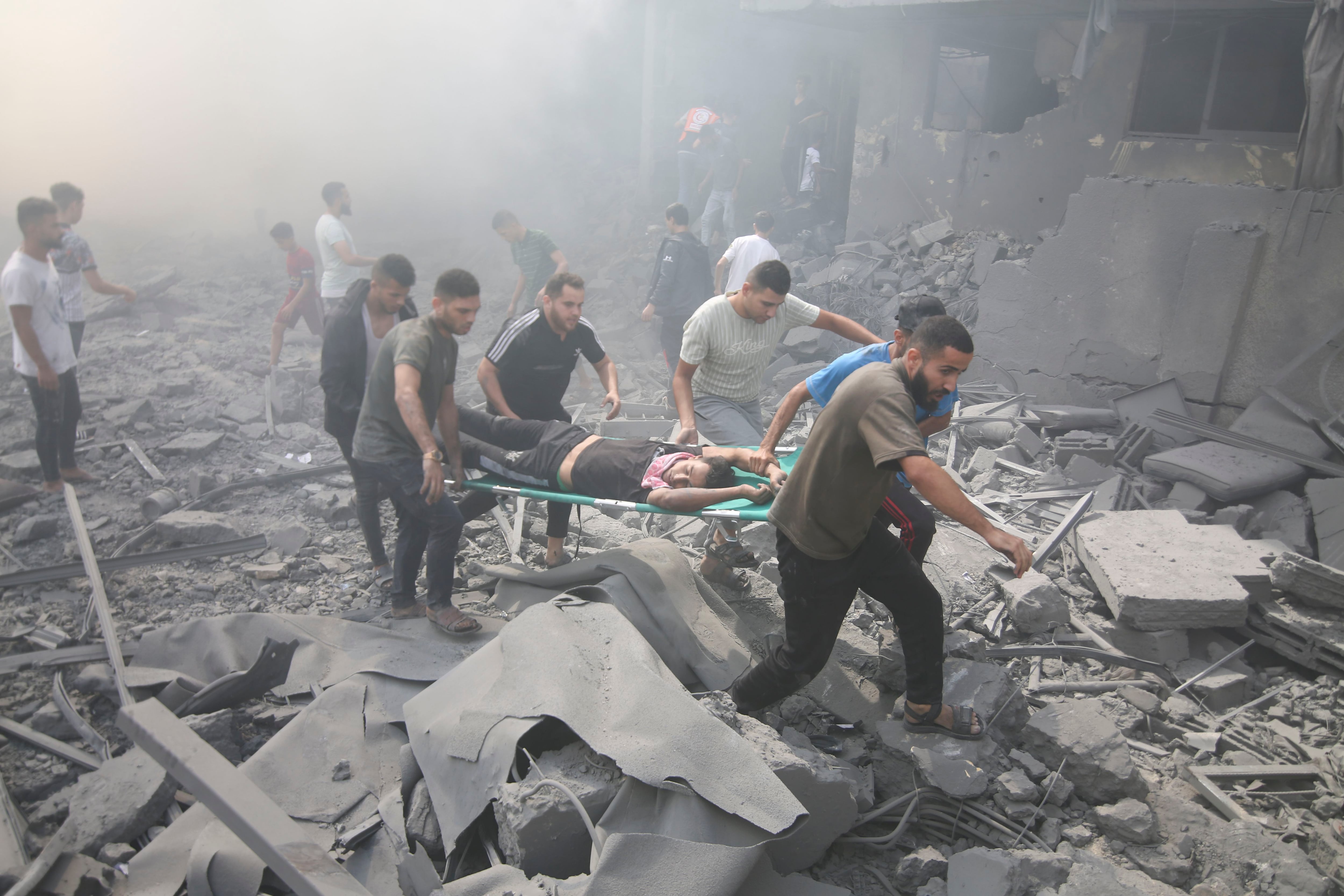 Palestinos evacúan a rehenes tras un bombardeo israelí en Rafah, el jueves 12 de octubre de 2023, en el sur de la Franja de Gaza. (AP-Hatem Ali)