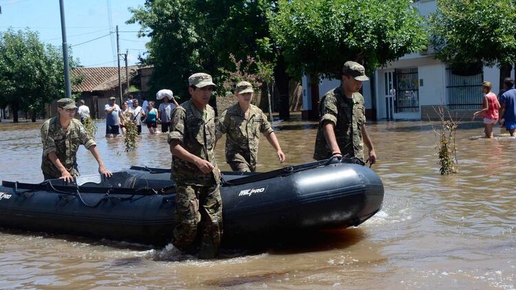El EjÃ©rcito Argentino evacuÃ³ a mÃ¡s de 9000 damnificados en las inundaciones que afectaron a Comodoro Rivadavia en 2017. Foto: Gentileza DIMAE.