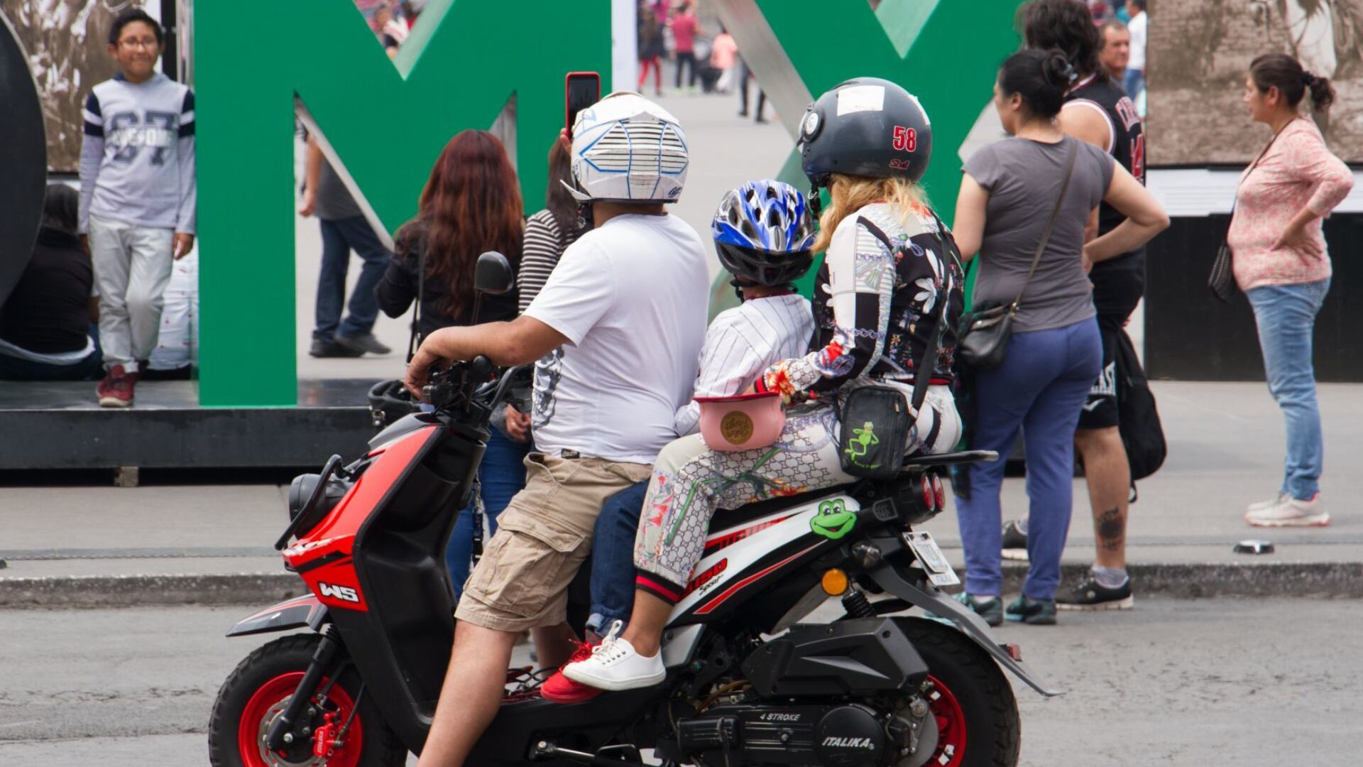 Entre las principales restricciones para los motociclistas, resalta la de viajar con un mayor número de tripulantes del que permite el vehículo. (Rogelio Morales @Cuartoscuro).