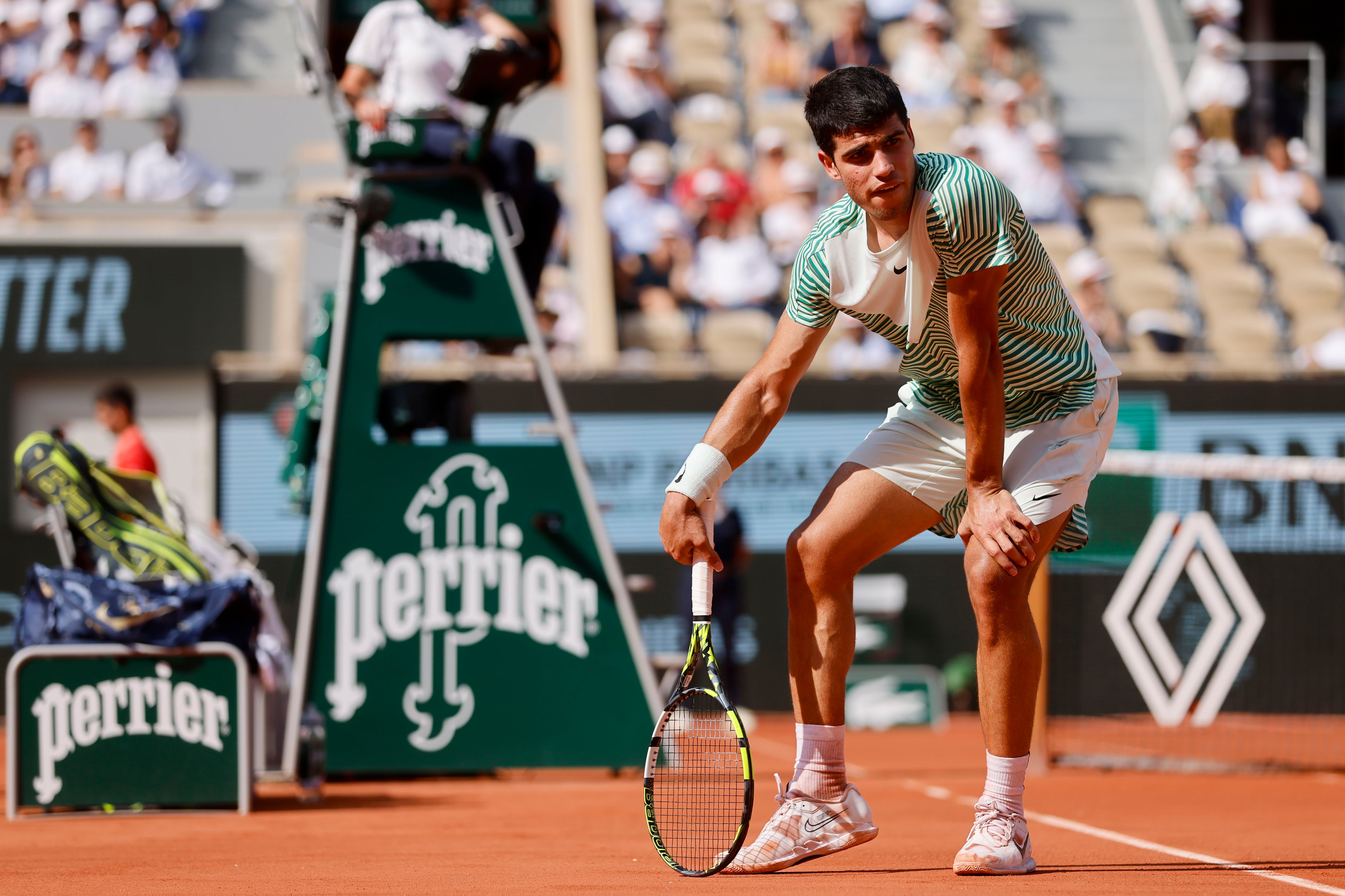 Alcaraz durante el partido ante Djokovic en el que sufrió calambres (REUTERS).