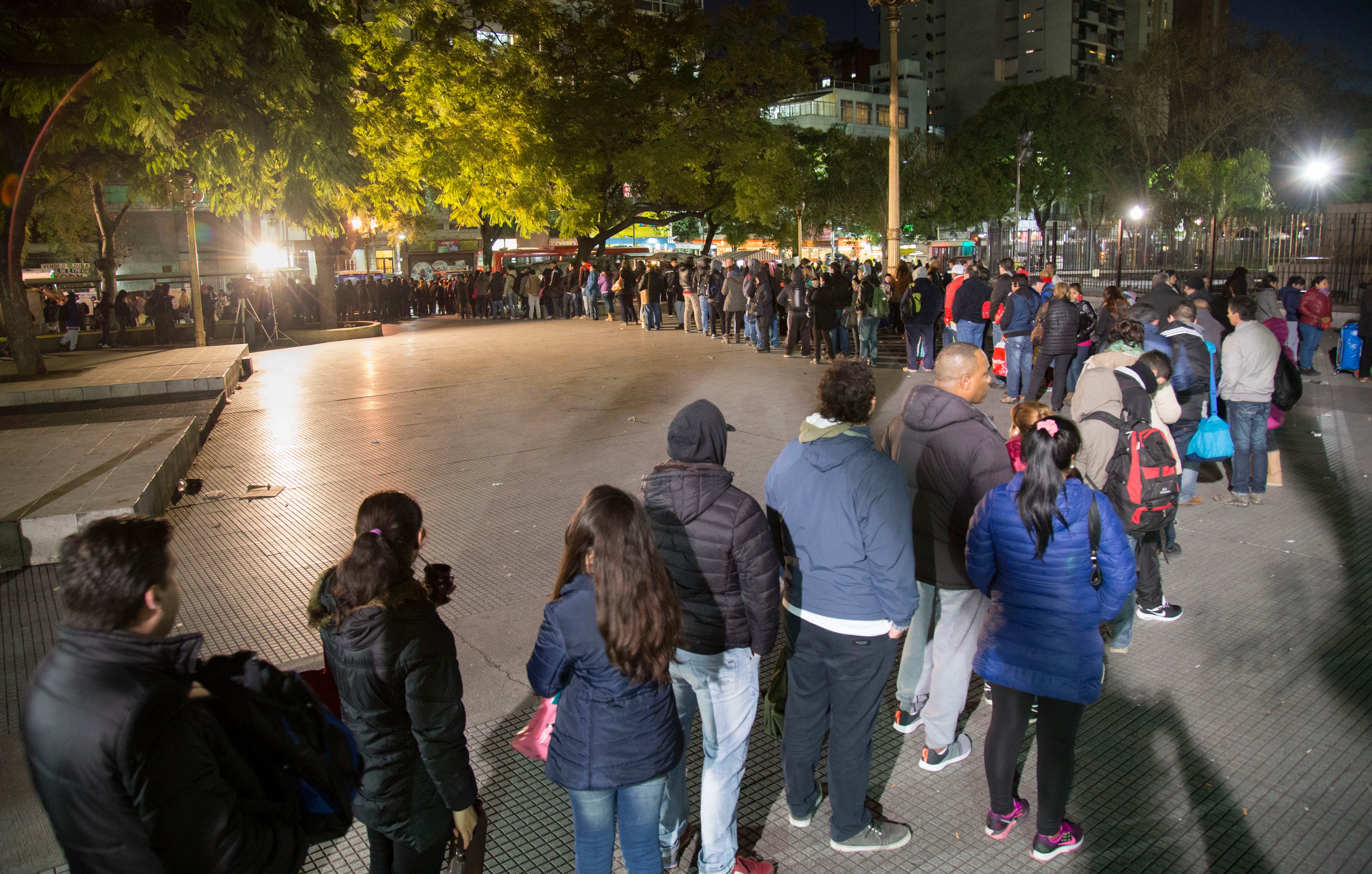 En las estaciones de Once y Liniers se registraron largas colas en las paradas de colectivos con destino a la zona oeste (NA)