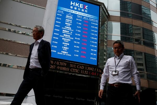 Una pantalla en la bolsa de Hong Kong, la más importante de Asia (REUTERS/Bobby Yip)