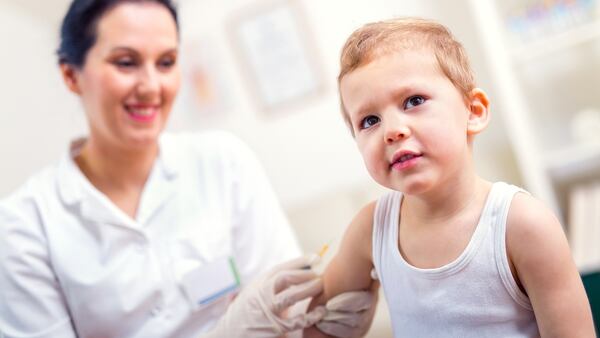 La vacuna contra el sarampión se aplica al año de vida y se repite al ingreso escolar (Getty)