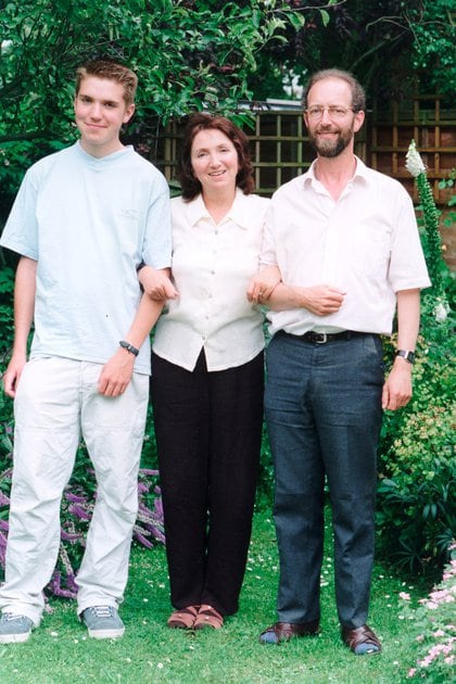 Jane, la ex esposa de Hawking y con quien tuvo tres hijos, junto a su segundo esposo Jonathan Hellyer Jones y su hijo Tim Hawking (Shutterstock)